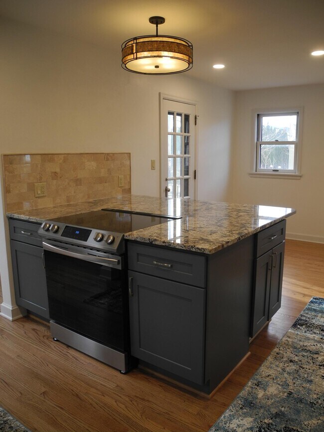 Kitchen - 946 W Shore Dr