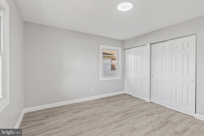 Building Photo - 12 Holbrook Ln