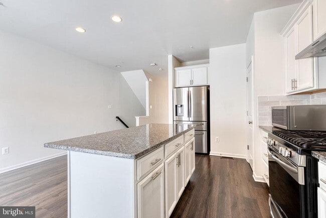 Building Photo - 8349 Daydream Cres