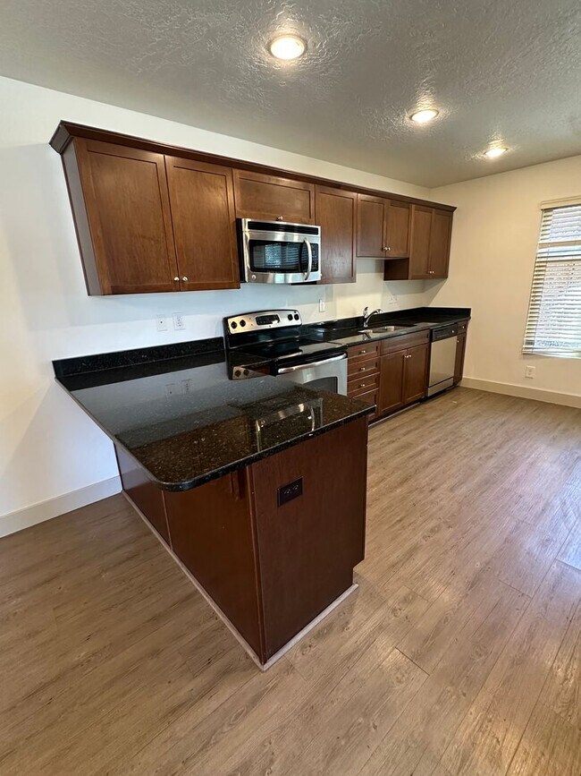 Building Photo - GET $1000 OFF THE FIRST MONTHS RENT!!!