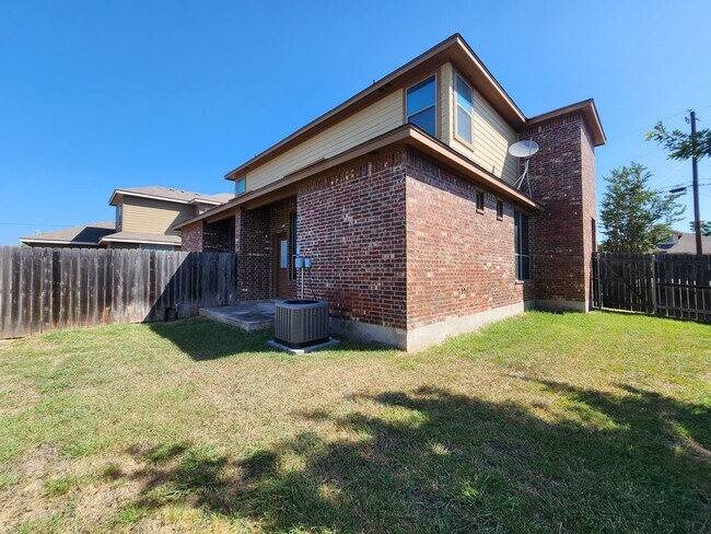 Building Photo - 3/2.5/2 Duplex / Minutes from Downtown NB & Creekside Shopping & Restaurants / Fenced in Yard /CISD