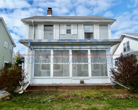 Building Photo - Spacious 3 bed 2 bath House