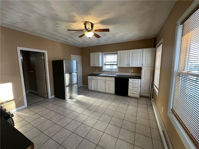 Building Photo - 35 Yates St