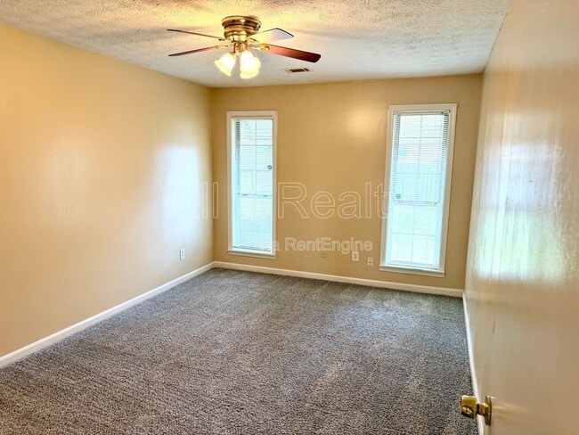 Building Photo - 2140 Meadowview Ct SE