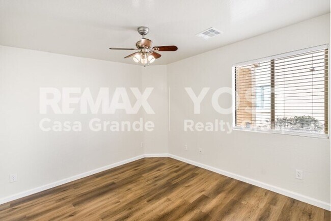 Building Photo - Sunshine, Space & a Backyard to Enjoy!