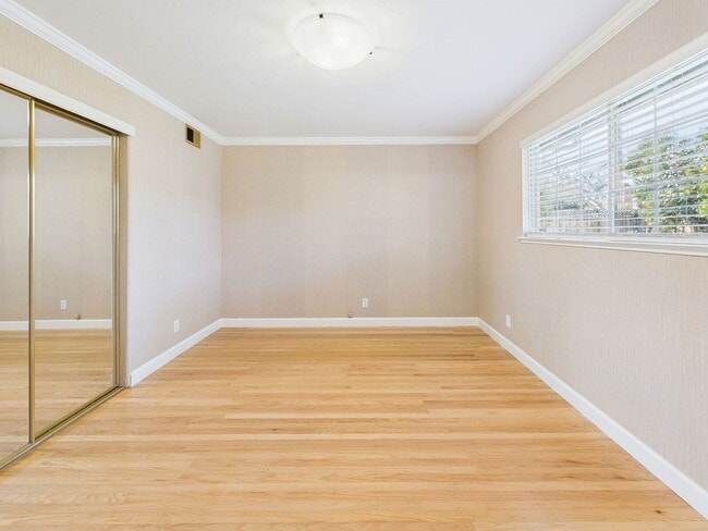 Building Photo - Stunning Turnkey Home in Cambrian!