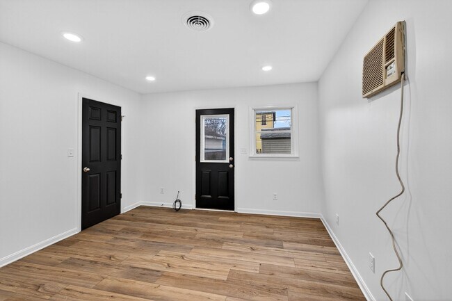 Building Photo - 508 Lilly Ave