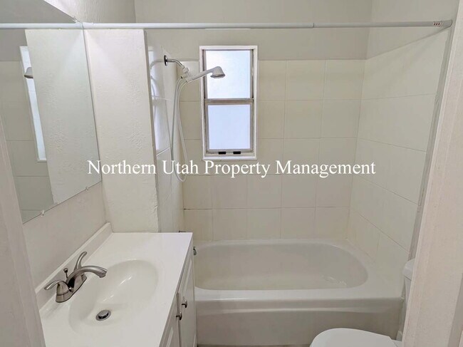 Building Photo - 3 Bed, 2 Bath, HVAC