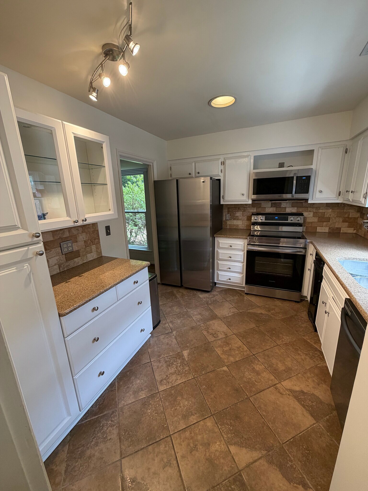 Building Photo - 2208 Montreat Dr