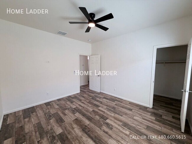 Building Photo - 915 East Gold Dust Way