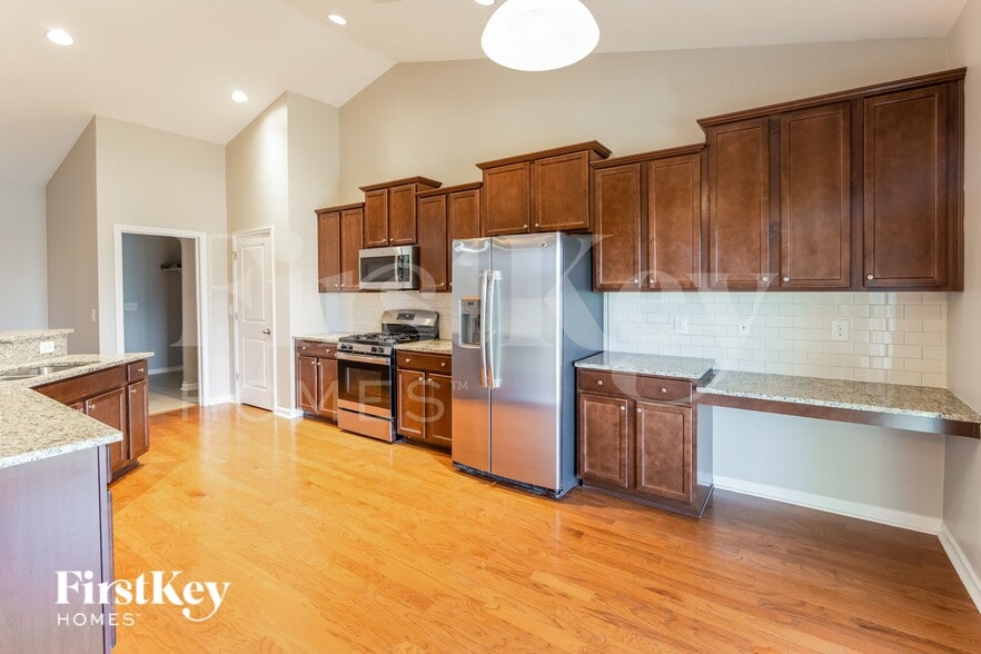 Building Photo - 647 Redbud Ln