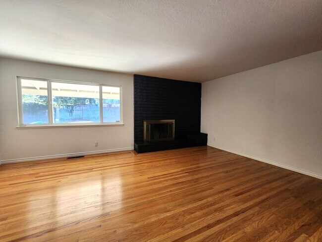 Building Photo - Charming Single Family Home Located in Sou...
