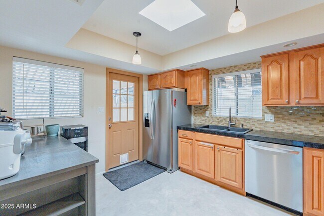 Building Photo - 6515 N 12th Pl