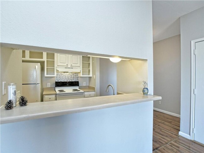 Building Photo - Beautiful 1 Bedroom, 1 Bath Condo Near The...