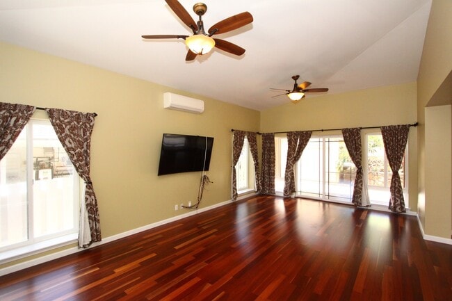 Building Photo - Large 4 bedroom, 3 bath, 4+ parking, gated single family house in Kalihi