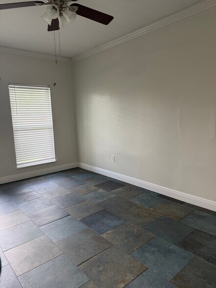 Building Photo - 675 Gloria Dr