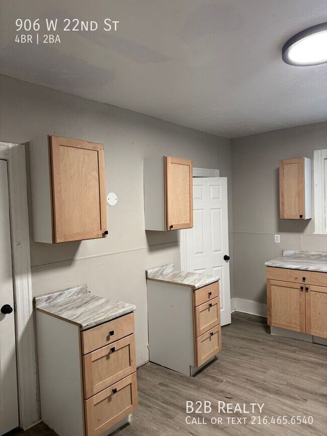 Building Photo - 906 W 22nd St