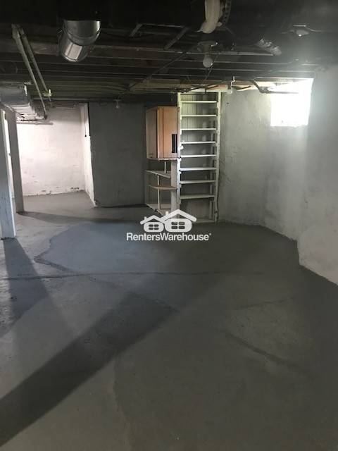 Building Photo - 613 Bay St