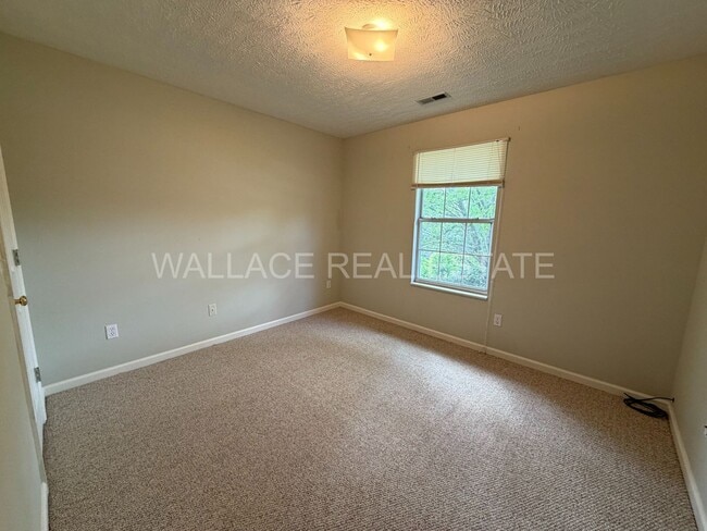 Building Photo - HALLS HAS IT -- ALL ONE LEVEL 3 BEDROOM HOME!!