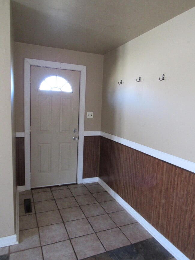 Building Photo - 636 W Washington St