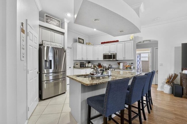 Building Photo - 146 Fernwood Crescent