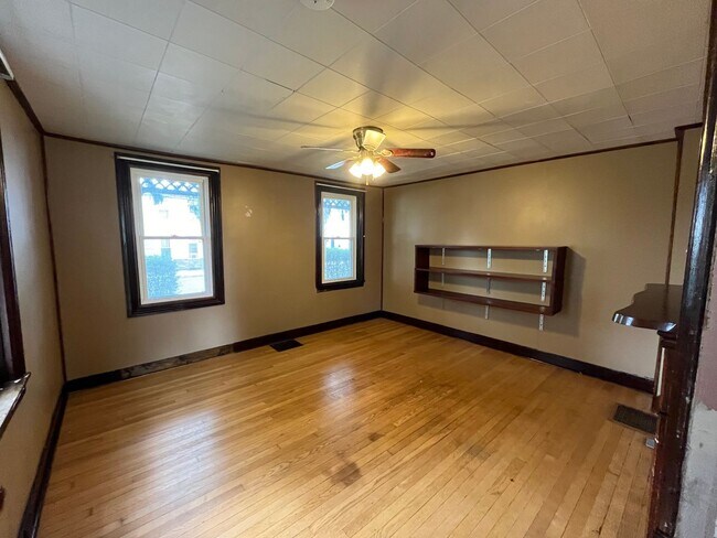 Building Photo - Spacious 4-5 Bedroom, 1.5 Bathroom 2-Story...