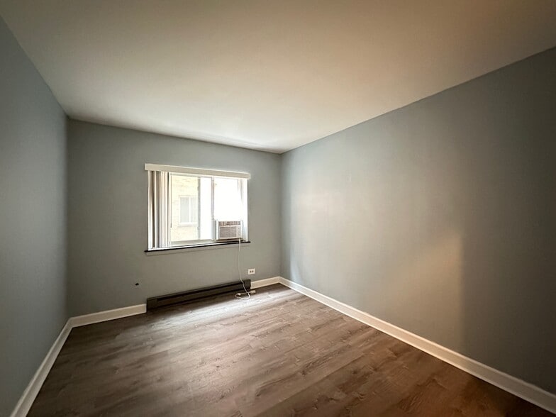 Building Photo - 3825 N Pine Grove Ave