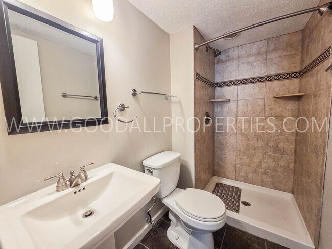 Building Photo - Summer Leasing Special: $995/month 2 Bed, 2 Bath Condo with Pool Access in Clive