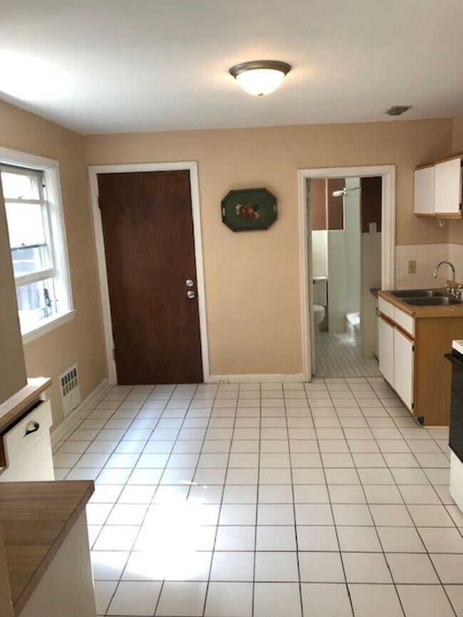 Building Photo - 731 E 7th St