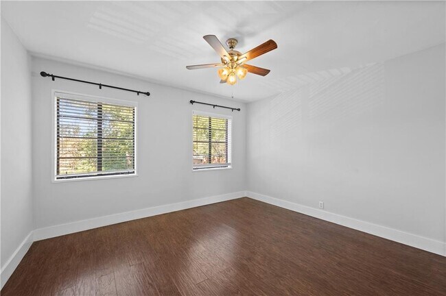 Building Photo - 1370 Chalmette Dr NE