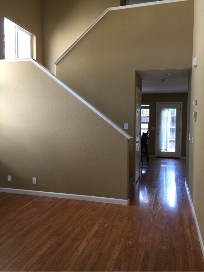 Building Photo - Great 3 Bedroom 2.5 Bath home