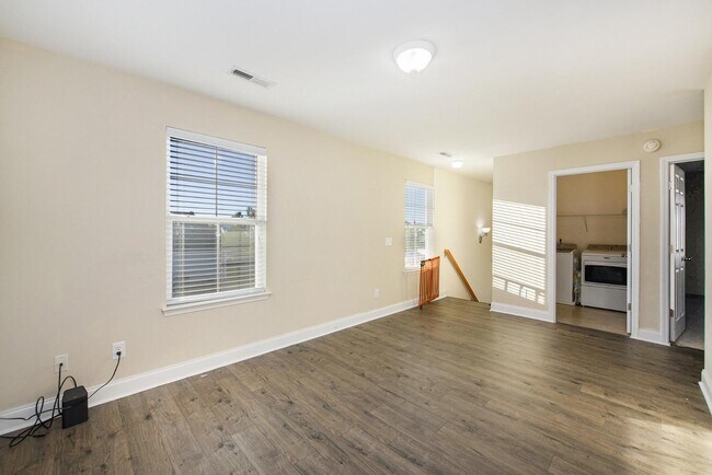 Building Photo - 520 Crossland Dr