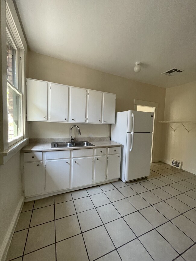 Building Photo - 1518 Lawton Dr