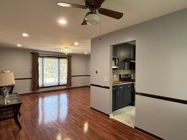 Building Photo - 2015 Williamsburg Dr