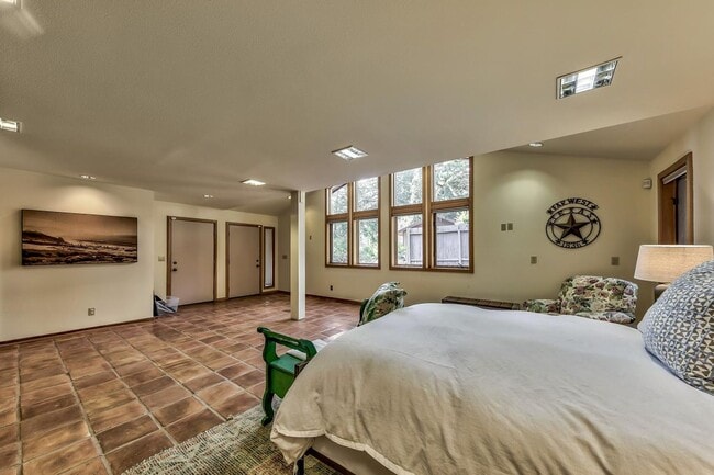 Building Photo - Perfect Location