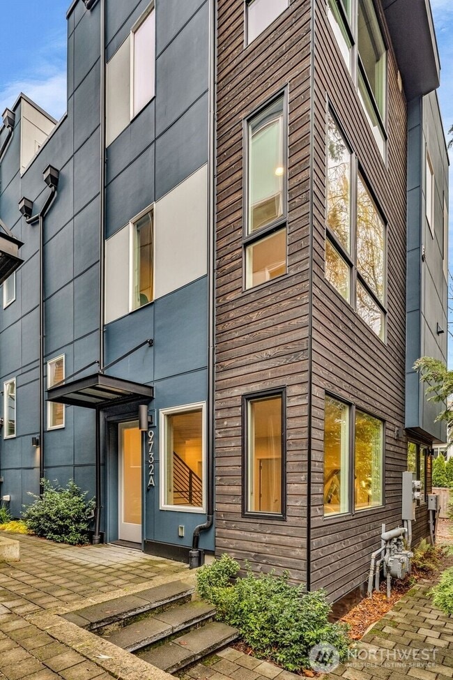 Building Photo - 9732 Woodlawn Ave N