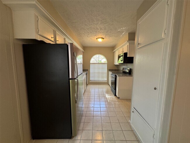 Building Photo - 3214 Three Pines Dr
