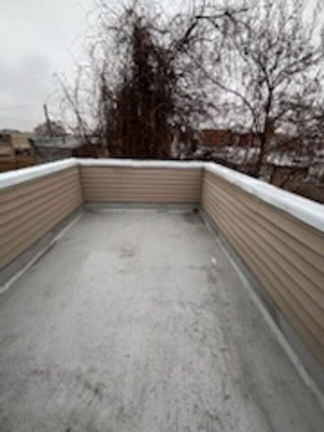 Building Photo - 24 E Silver St