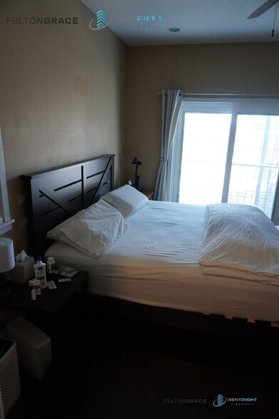 Building Photo - 3322 W Eastwood Ave