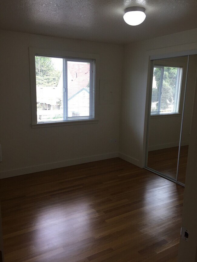 Building Photo - Spacious Private Upper Corner Unit Overloo...