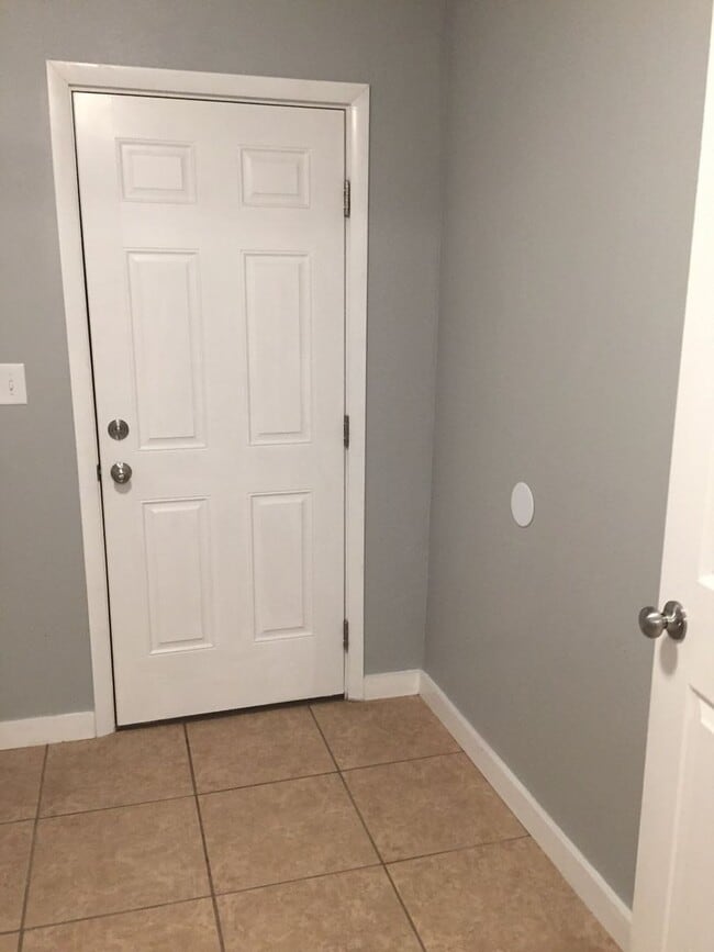 Building Photo - 1123 W Maple Ave