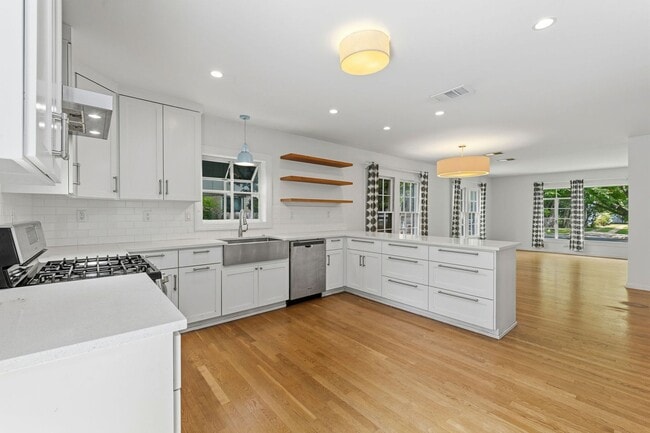 Building Photo - Nicely Updated 3/2 in Hyde Park