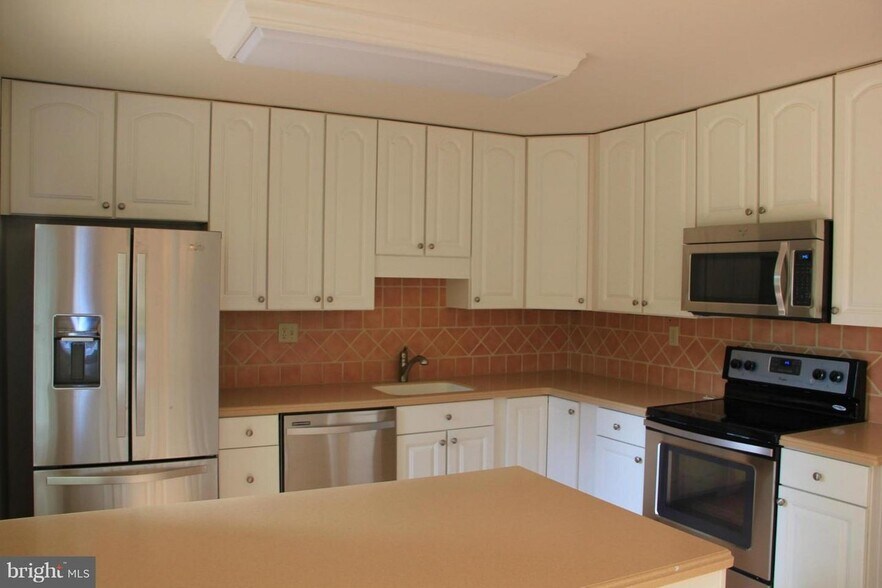 Building Photo - 8319 Sharon Dr