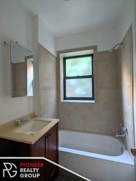 Building Photo - 1350 N Dearborn St