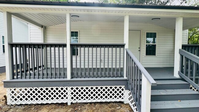 Building Photo - 112 E Dewey St