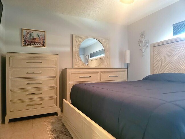 Building Photo - 4215 E Bay Dr