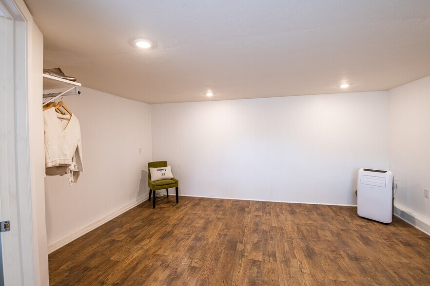 Building Photo - 4770 Bancroft St Studio B