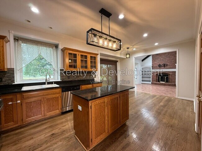 Building Photo - 882 Clarendon Ln