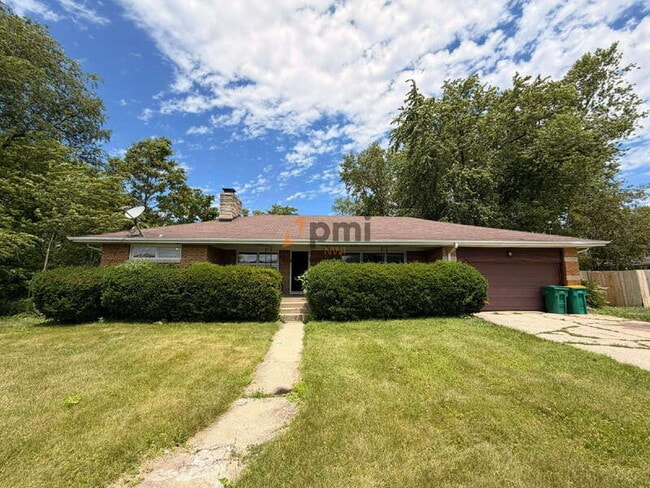 Building Photo - 330 E 69th Pl