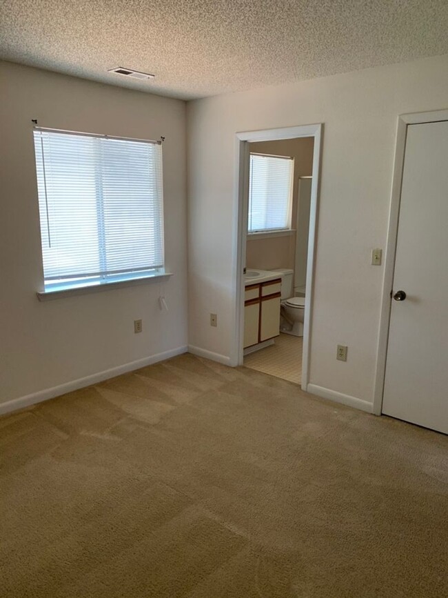 Building Photo - 2 BED 2 BATH UNIT ON 3RD FLOOR IN MYRTLE G...